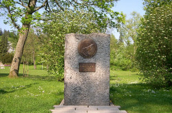 Pamětní desky a sochy